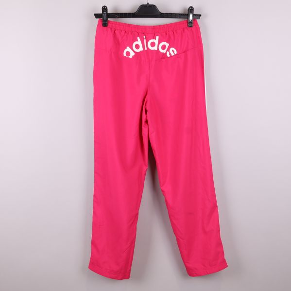 Baksida av rosa byxor med logotyp