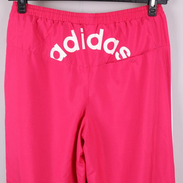 Närbild av baksidans logotyp