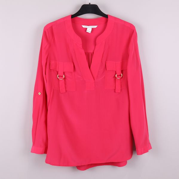 Cerise blus med framfickor och gulddetaljer