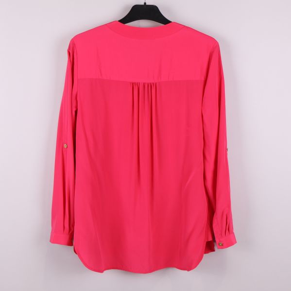 Baksidan av cerise blus med veckdetalj