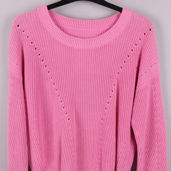 Detaljer på rosa tröja nära kragen