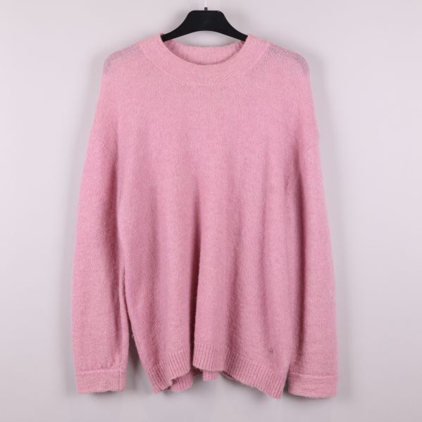 Rosa stickad tröja framifrån