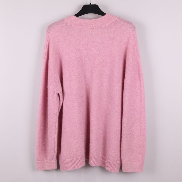 Rosa stickad tröja bakifrån
