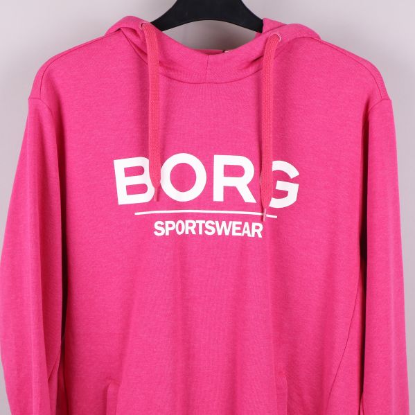 Närbild på BORG logotyp på hoodie