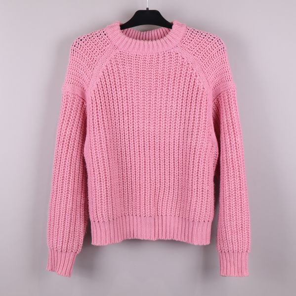 Framsida av rosa stickad tröja 