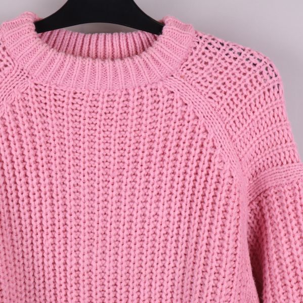 Halsringning av rosa stickad tröja