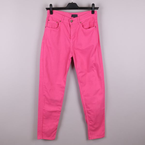 Rosa jeans framifrån 