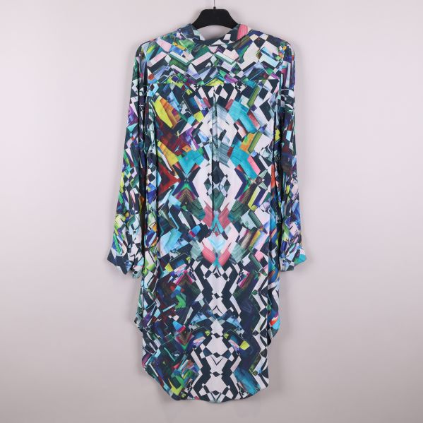 Flerfärgad klänning bakifrån 