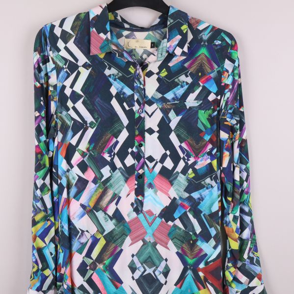 Närbild på knappdetaljer av klänningen