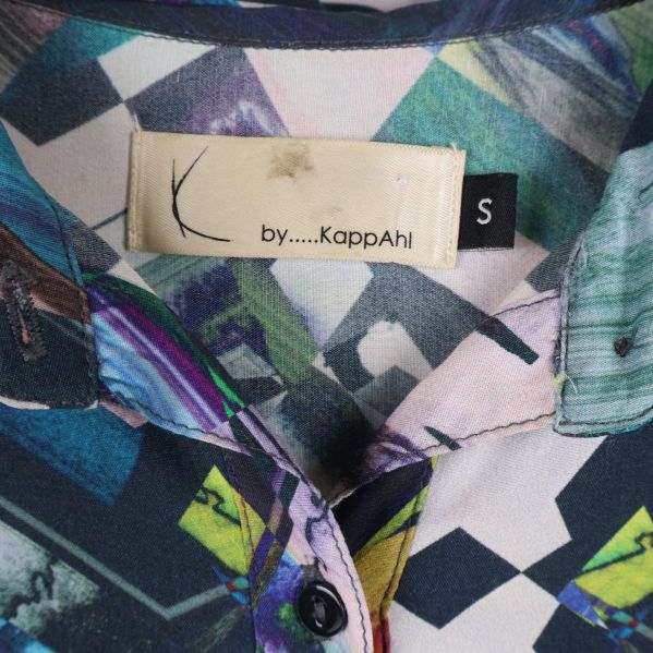 Närbild av mönstrad klänning med etikett