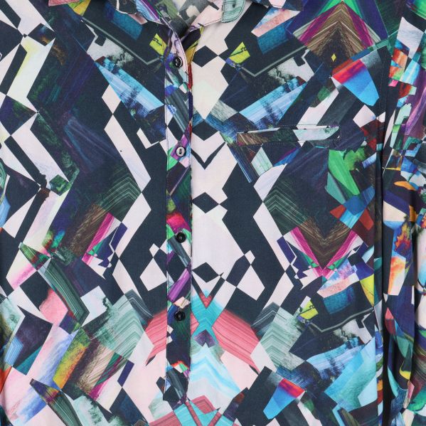 Närbild av mönstrat tyg på klänning