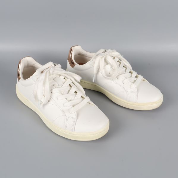 Vita sneakers framifrån med skosnören