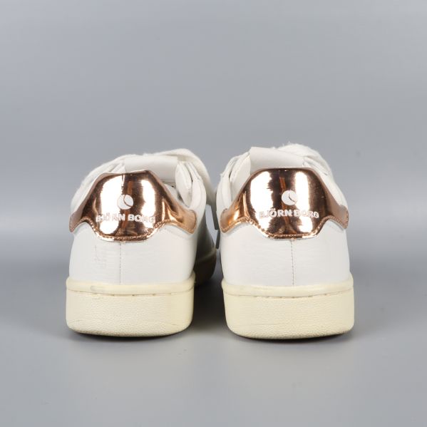 Baksidan av vita sneakers med logotyp