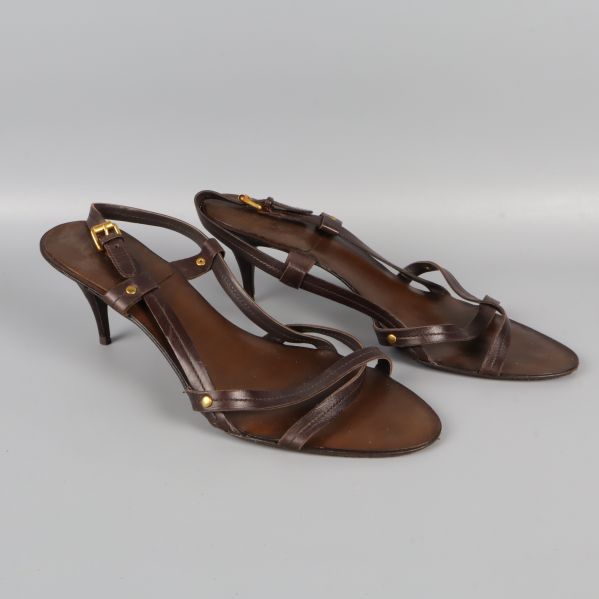 Bakre vy av bruna klackskor med stilettklackar