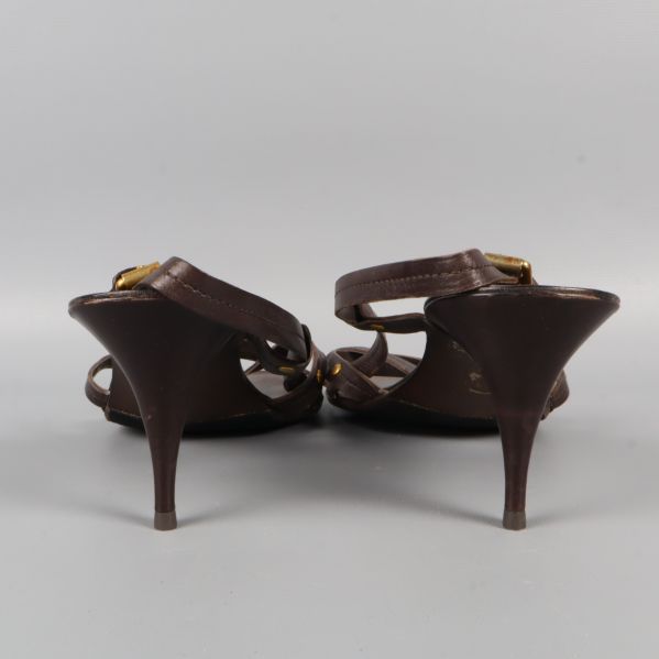 Sulor på bruna klackskor med slitage