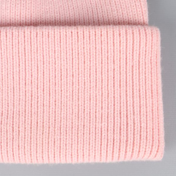 Närbild av rosa stickad mössa
