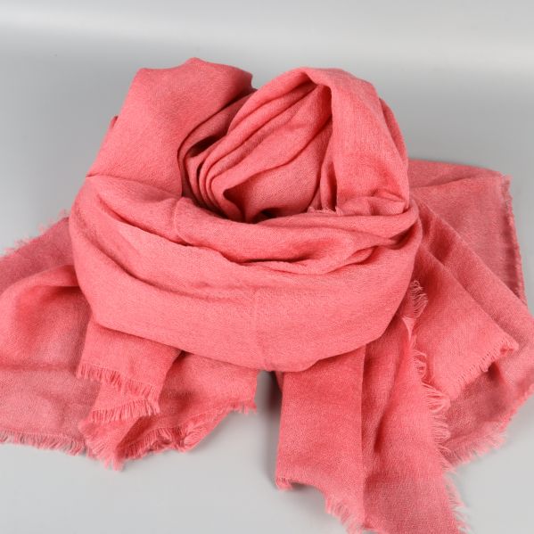 Rosa sjal arrangerad i en loop