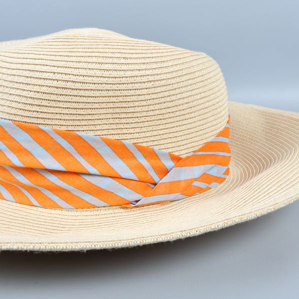 Närbild av randigt band på solhatt