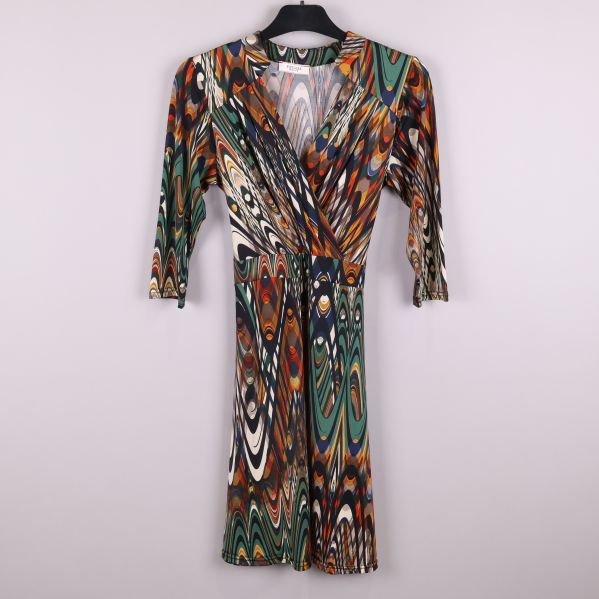 Framifrån visning av mönstrad klänning