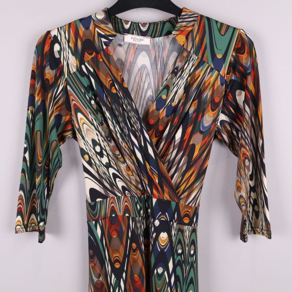 Detaljerad visning av främre delen av klänningen