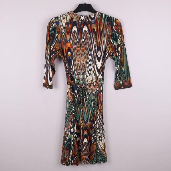 Baksidan av klänning med knytband