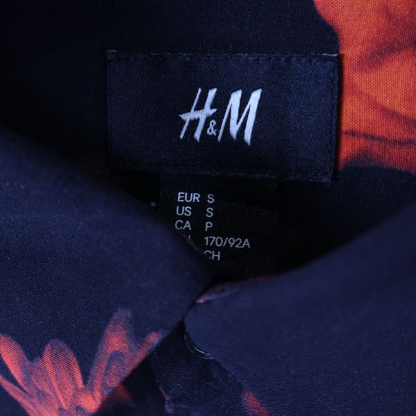 H&M etikett på insidan av skjortan