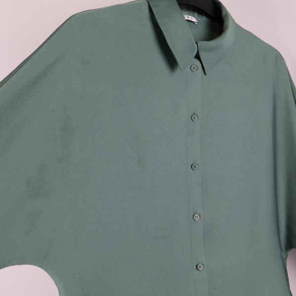 Blus med knappar och fläckar