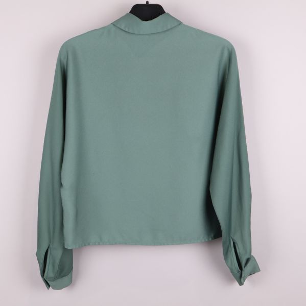 Grön blus med krage bakifrån