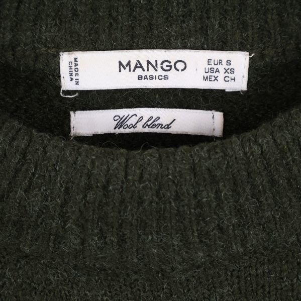 Tröjans etikett med Mango-märke och storlek