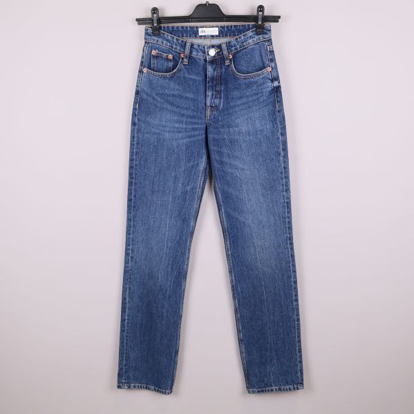 Blå raka jeans i helbild framifrån