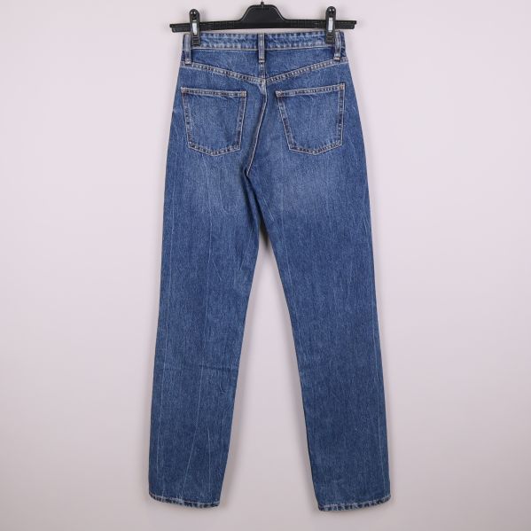 Blå raka jeans i helbild bakifrån