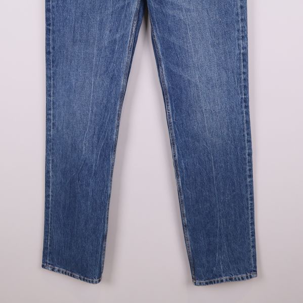 Närbild på byxbenens avslut, blå denim