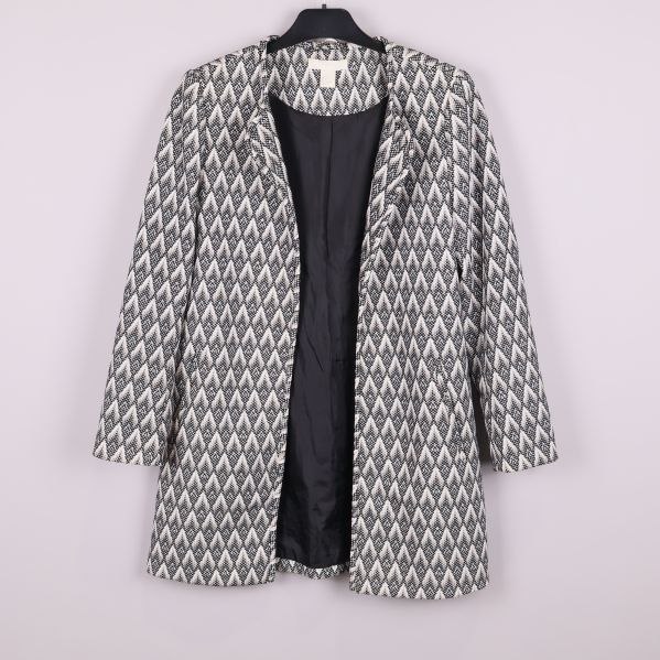 Jacka med grafiskt svartvitt mönster framifrån