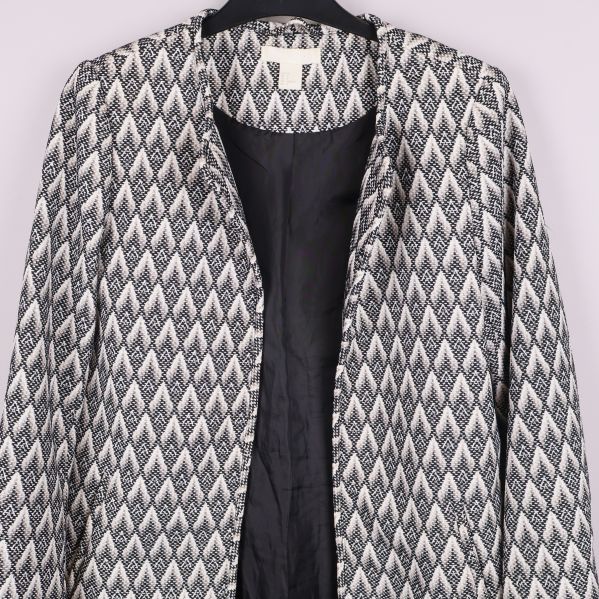 Överdel av jacka och krage med grafiskt mönster