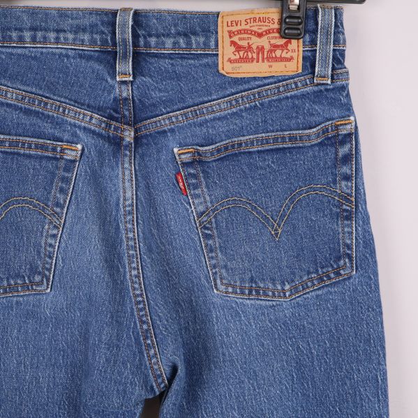 Närbild av bakfickor och Levis-patch