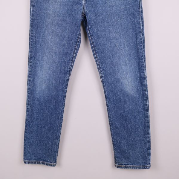Närbild av byxben i blå denim