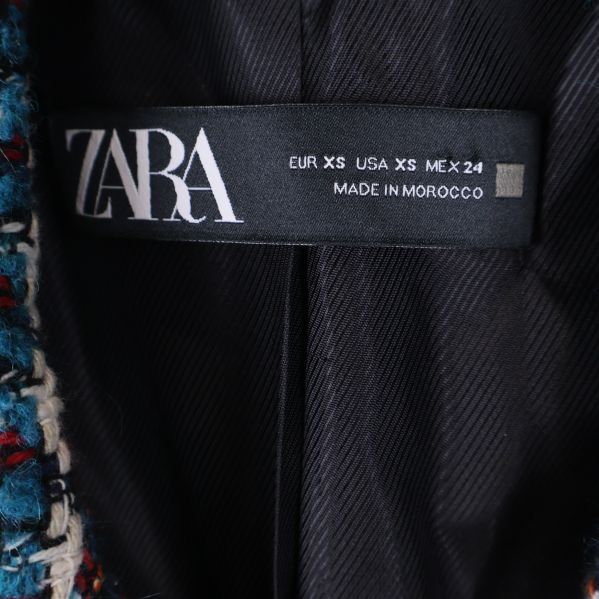 Närbild på Zara-märkeslapp och storleksinformation