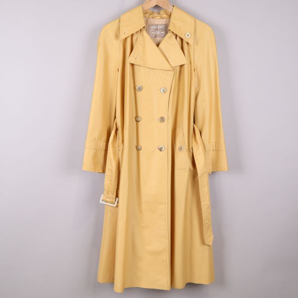 Gul trenchcoat framifrån med öppet bälte