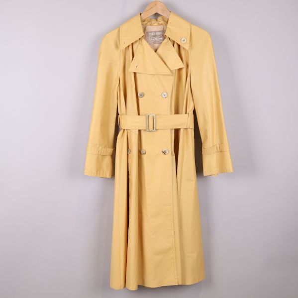 Gul trenchcoat framifrån med bälte