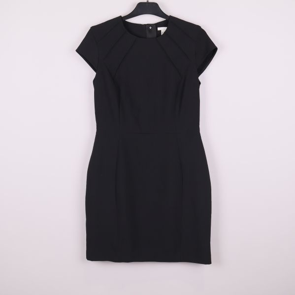 Svart klänning med korta ärmar och figursydd silhuett