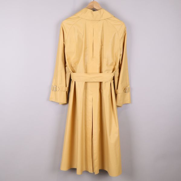 Gul trenchcoat bakifrån med bälte