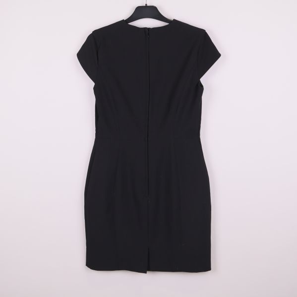 Svart klänning bakifrån med synlig dragkedja