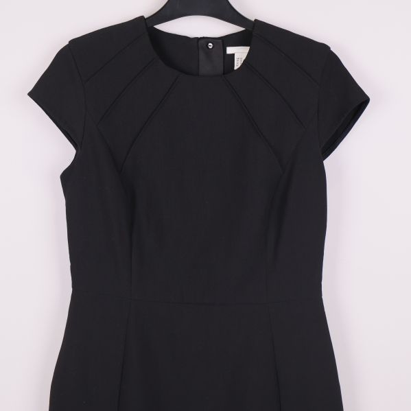 Övre delen av svart klänning med rund halsringning