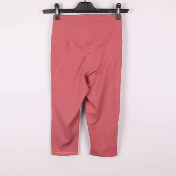 Baksida av caprileggings i rosa ton