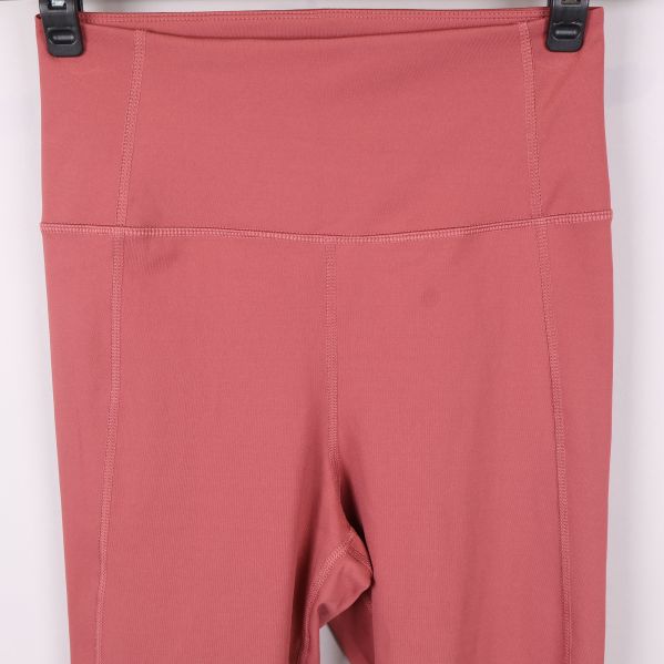Detalj av leggings med hög midja framifrån