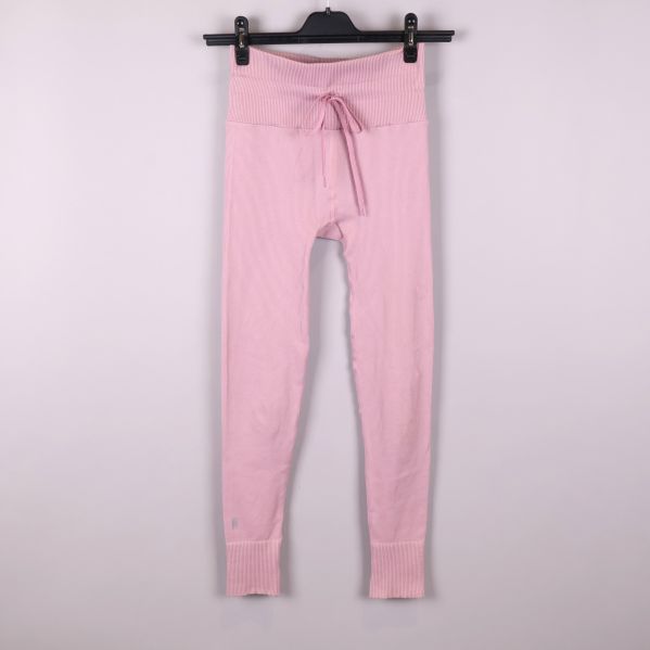 Ljusrosa ribbade leggings framifrån 