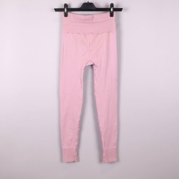 Ljusrosa ribbade leggings bakifrån 