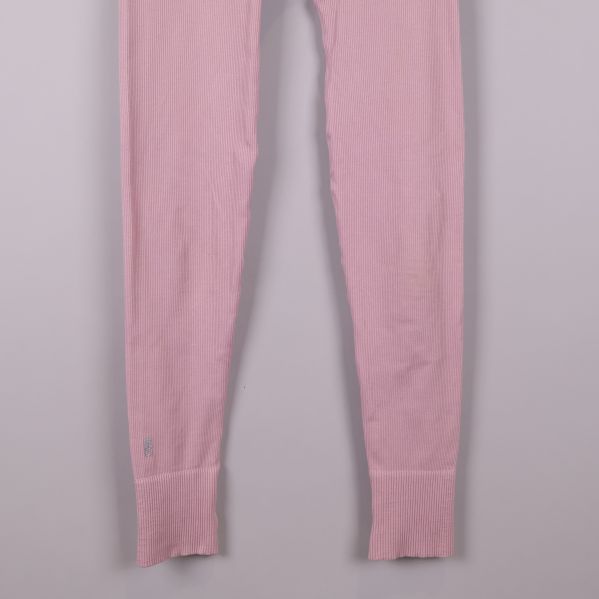 Närbild på ben och resårmudd på ribbade leggings