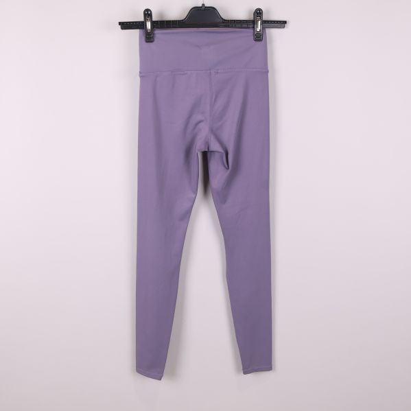 Lila leggings baksida i full längd 