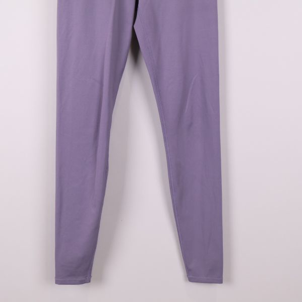 Nedre del av lila leggings med raka ben